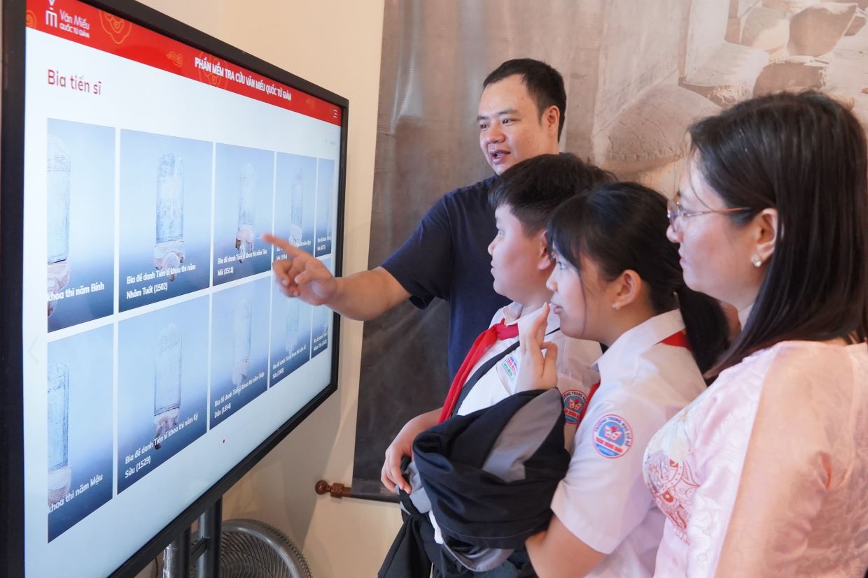 Students in Can Tho explore the Temple of Literature. Photo: Ta Quang