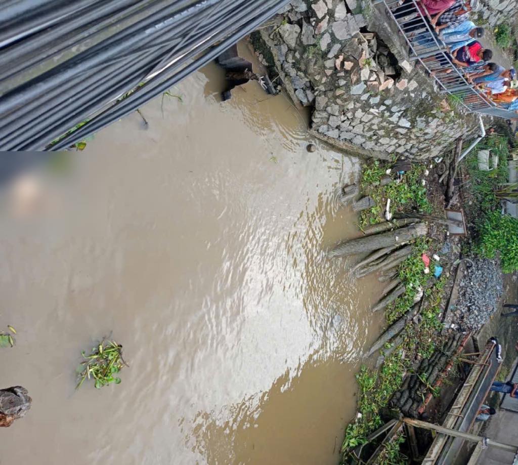 Curious people came to see the drowned body of a woman. Photo: Thanh Nhan