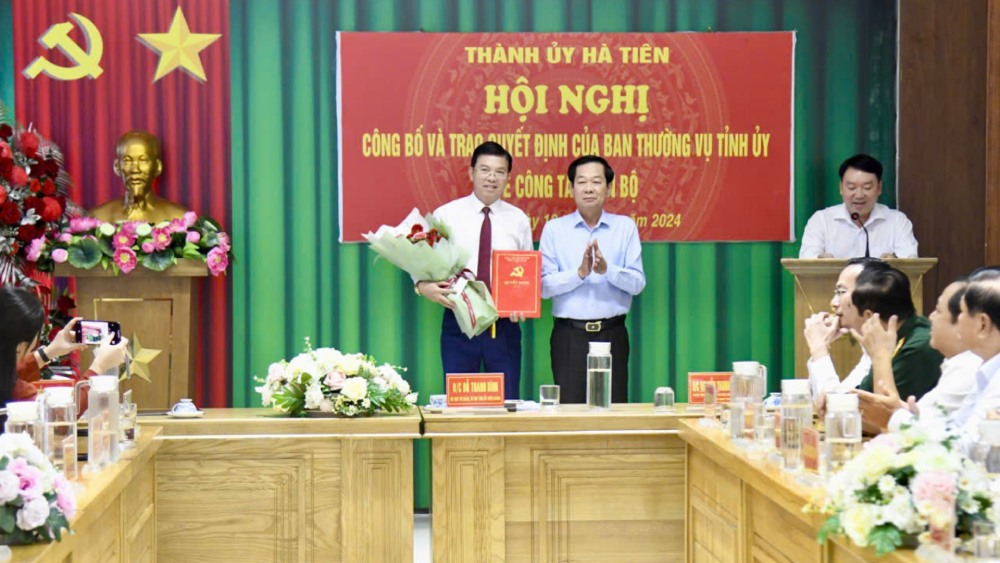 Kien Giang Provincial Party Secretary Do Thanh Binh presents the decision to the new Ha Tien City Party Secretary. Photo: Xuan Nhi