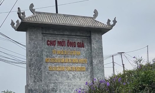 Chợ Mới Ông Già đã được Tổ chức Kỷ lục Việt Nam công nhận là “Ngôi chợ lâu đời gắn liền với truyền thuyết Cha con Chử Đồng Tử từ thời Hùng Vương Việt Nam”. Ảnh: Thuỳ Linh