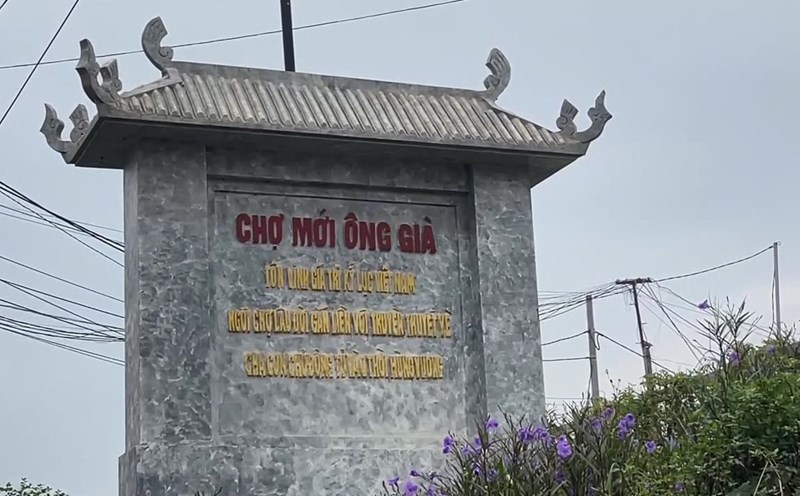 Cho Moi Ong Gia has been recognized by the Vietnam Record Organization as "The oldest market associated with the legend of Chu Dong Tu and his son from the time of Hung Vuong Vietnam". Photo: Thuy Linh