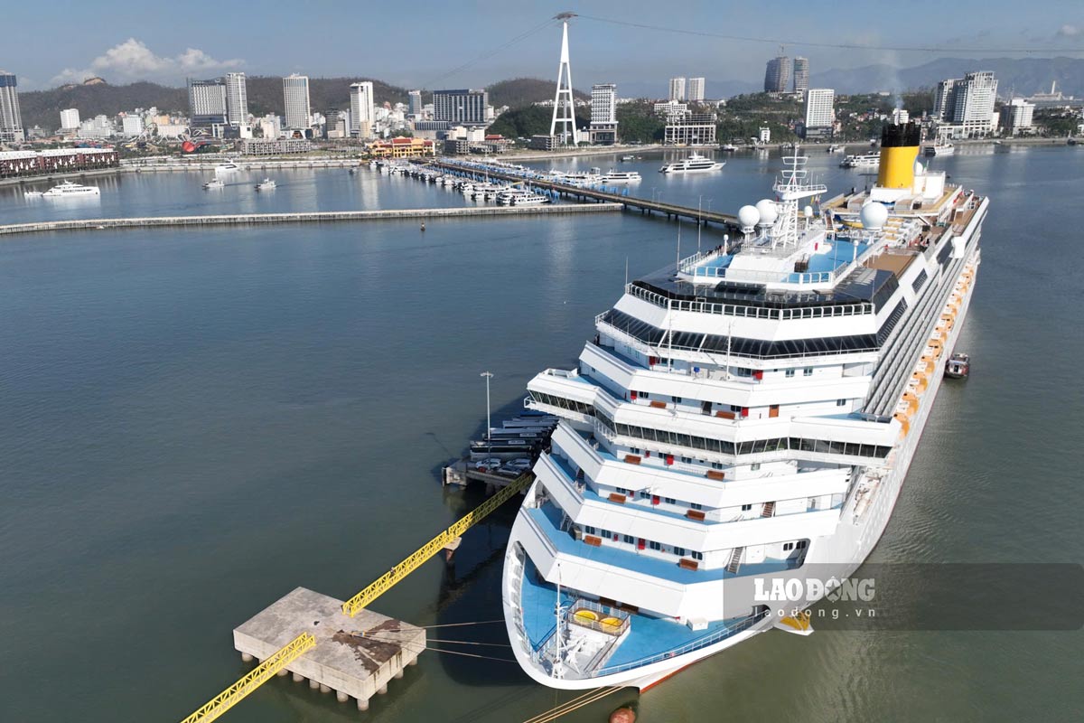 Panoramic view of the Costa Serena cruise ship visiting Ha Long (Quang Ninh) on the morning of October 18, 2024. Photo: Do ​​Phuong