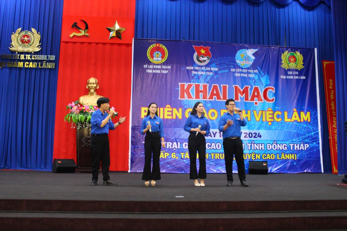 Chuong trinh Van nghe da mang den cho cac pham nhan khong khi vui tuoi, phan khoi. Anh: Tung Linh