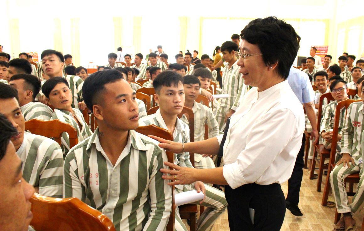 Ba Nguyen Thi Minh Tuyet - Pho Giam doc So Lao dong, Thuong binh - Xa hoi tinh Dong Thap truc tiep den chia se, dong vien cac pham nhan cai tao tot de co them dong luc lua chon nghe dung voi nhu cau xa hoi va so truong sau khi hoa nhap xa hoi. Anh: Tung Linh