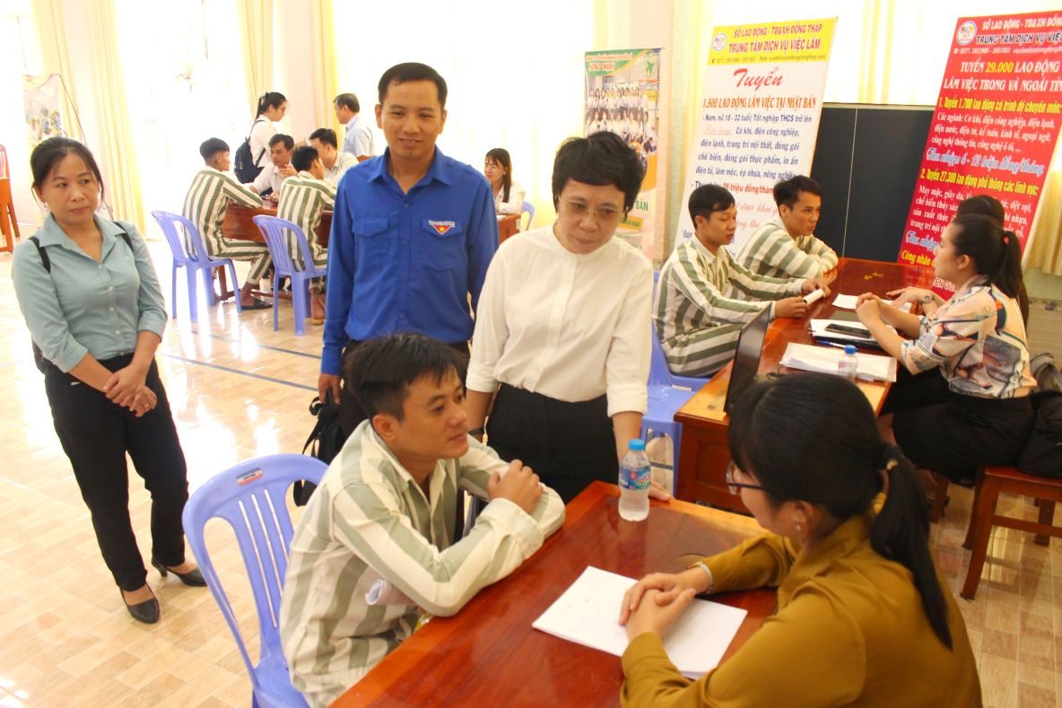 Ngay sau buoi giao luu, cac doanh nghiep da san sang chia se, cung cap thong tin de cac pham nhan co nhieu co hoi lua chon sau khi man han tu. Anh: Tung Linh