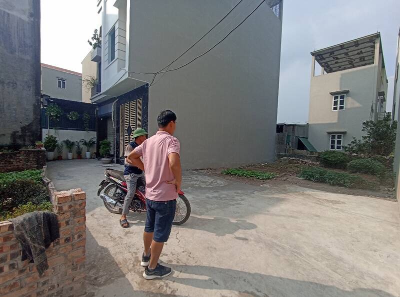 Nhieu nha dau tu chat vat rao ban lo dat nen o vung ven Ha Noi. Anh: Thu Giang