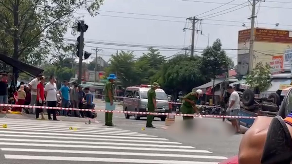 The scene of the overturned tricycle, 2 people injured and dead.