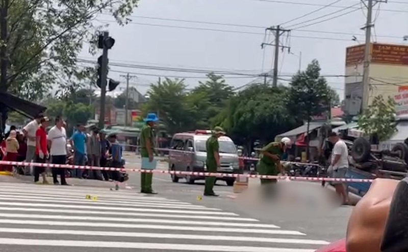 The scene of the overturned tricycle, 2 people injured and dead.