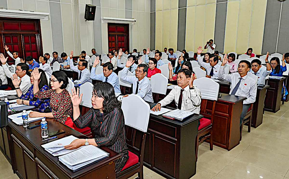 Cac dai bieu bieu quyet thong qua Nghi quyet ve phe duyet chu truong dau tu du an Xay dung moi, sua chua, cai tao mot so hang muc truong THPT Hung Vuong va truong THPT Duc Linh. Anh: Duy Tuan 