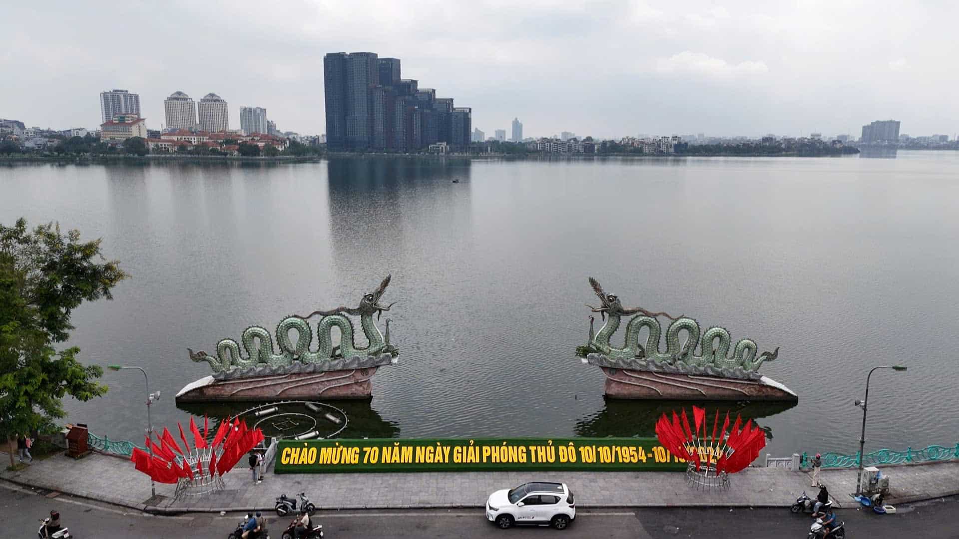 After being treated, the number of dead fish floating on the water surface in West Lake has significantly decreased. Photo: Hoang Loc