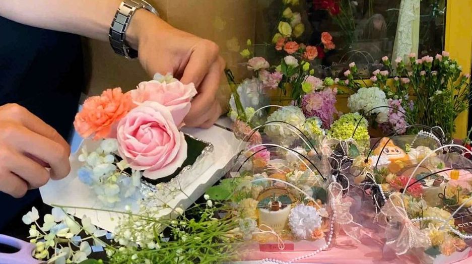 Unique gifts on the occasion of October 20 with flower candy boxes.