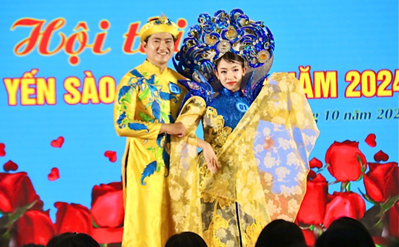 Creating a playground for female workers to show their talents in the contest to honor the beauty of Khanh Hoa Salanganes Nest. Photo: Linh
