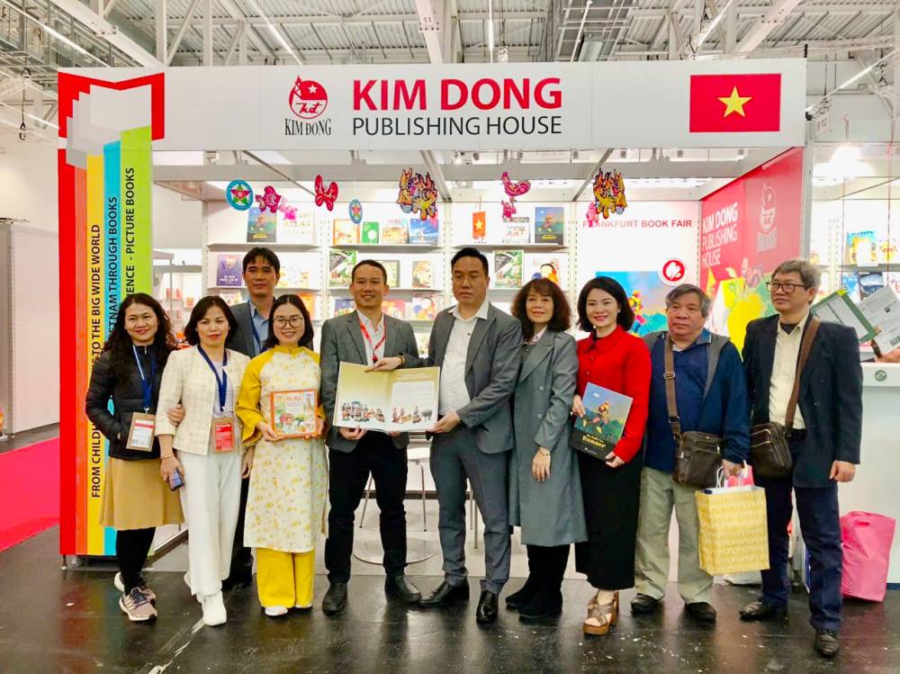 Vietnamese publishers and book distributors participate in the Frankfurt Book Fair. Photo: Organizing Committee