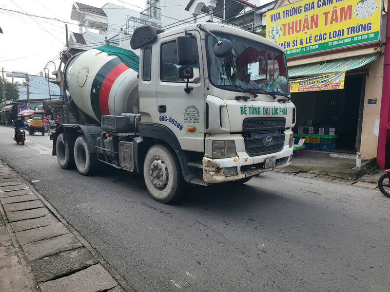 Dai Loc Phat concrete mixer truck continues to re-offend. Photo: Huan Cao