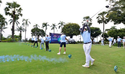 Các tay golf đánh bóng khai mạc giải golf vào sáng 18.10 tại sân golf Long Thành, Biên Hòa, Đồng Nai. Ảnh: Quang Định
