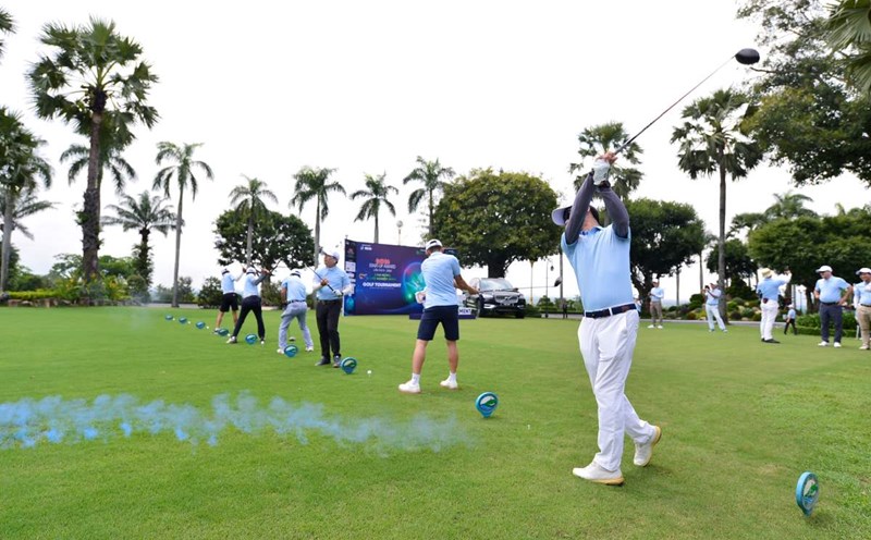 Golfers hit the ball to open the golf tournament on the morning of October 18 at Long Thanh Golf Course, Bien Hoa, Dong Nai. Photo: Quang Dinh