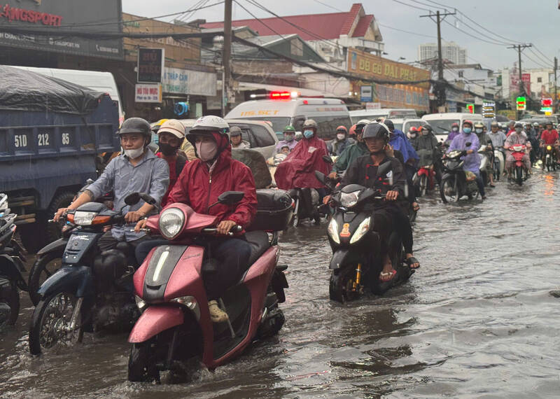 Heavy rain and high tides will cause flooding in some areas in the South. Photo: Thanh Vu
