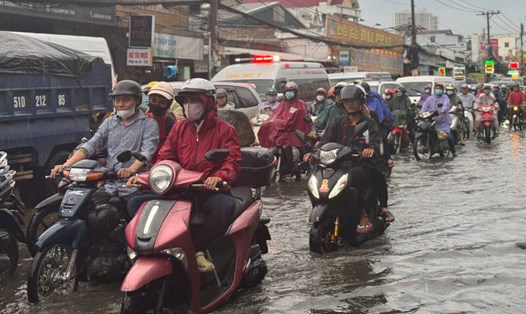 Mưa to kèm triều cường sẽ gây ngập một số khu vực ở Nam Bộ. Ảnh: Thanh Vũ