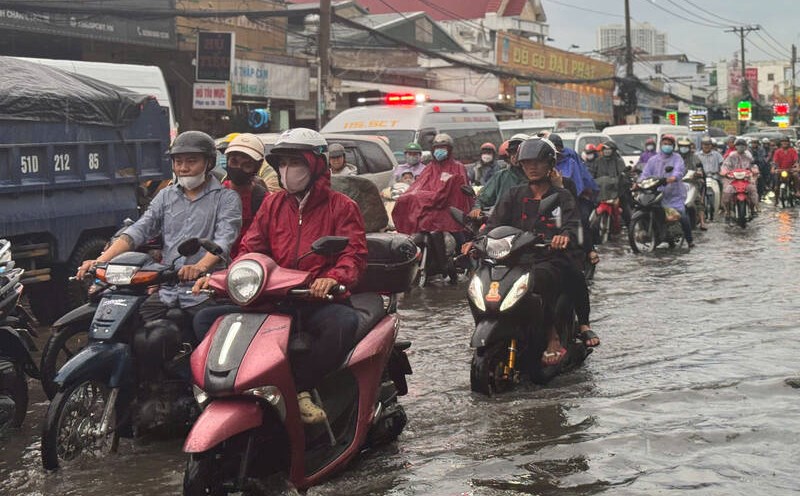 Heavy rain and high tides will cause flooding in some areas in the South. Photo: Thanh Vu