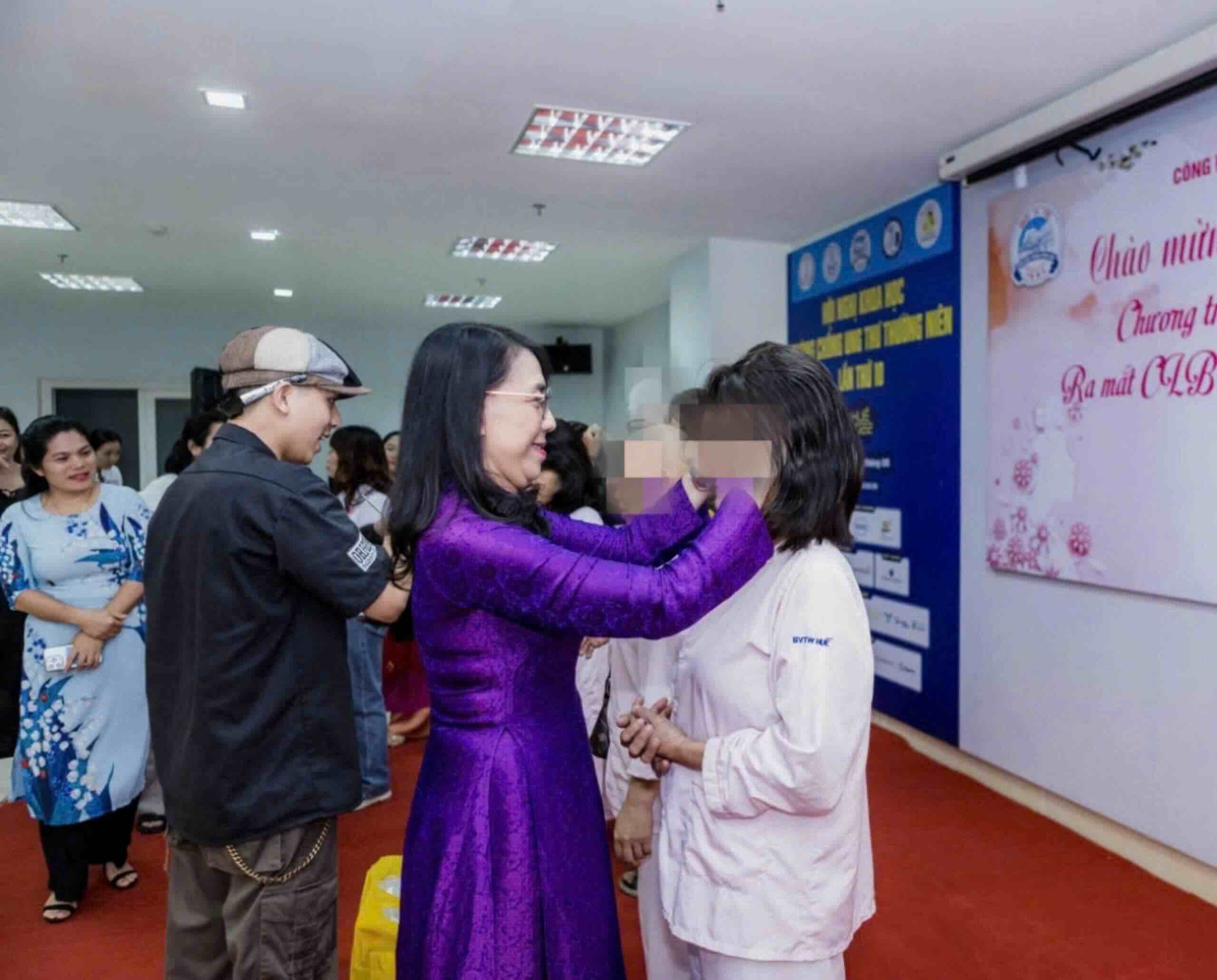 The hair donation by the union members is a meaningful activity for female cancer patients being treated at Hue Central Hospital. Photo: Lan Huong.