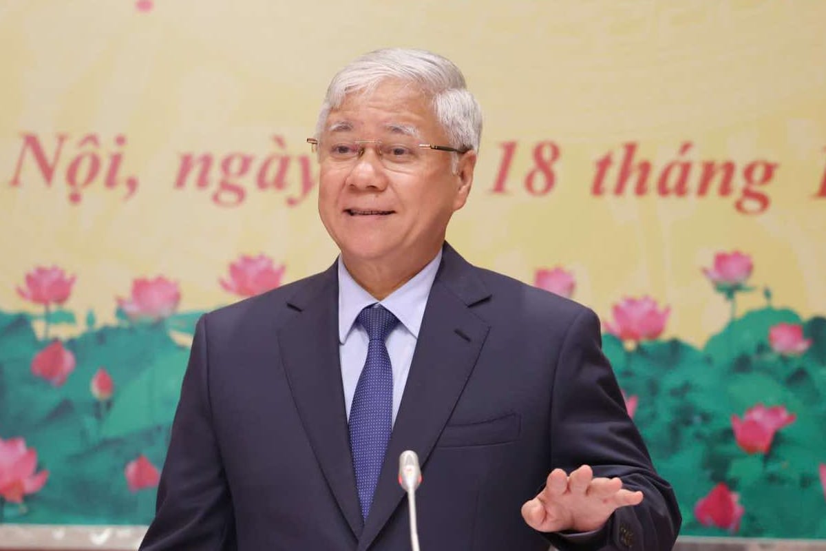 Chairman of the Central Committee of the Vietnam Fatherland Front Do Van Chien informed about the public disclosure of the statement of donations to flood victims. Photo: Pham Dong