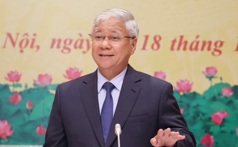 Chairman of the Central Committee of the Vietnam Fatherland Front Do Van Chien informed about the public disclosure of the statement of donations to flood victims. Photo: Pham Dong