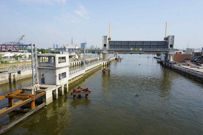 Construction of the Tan Thuan tidal sluice gate of the 10,000 billion VND flood prevention project has stopped. Photo: Minh Quan