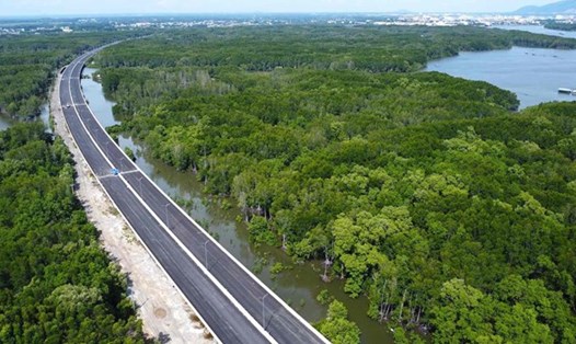Nhà nước thu phí sử dụng đường cao tốc đối với phương tiện lưu thông trên đường cao tốc thuộc sở hữu toàn dân do Nhà nước đại diện chủ sở hữu và trực tiếp quản lý, khai thác.