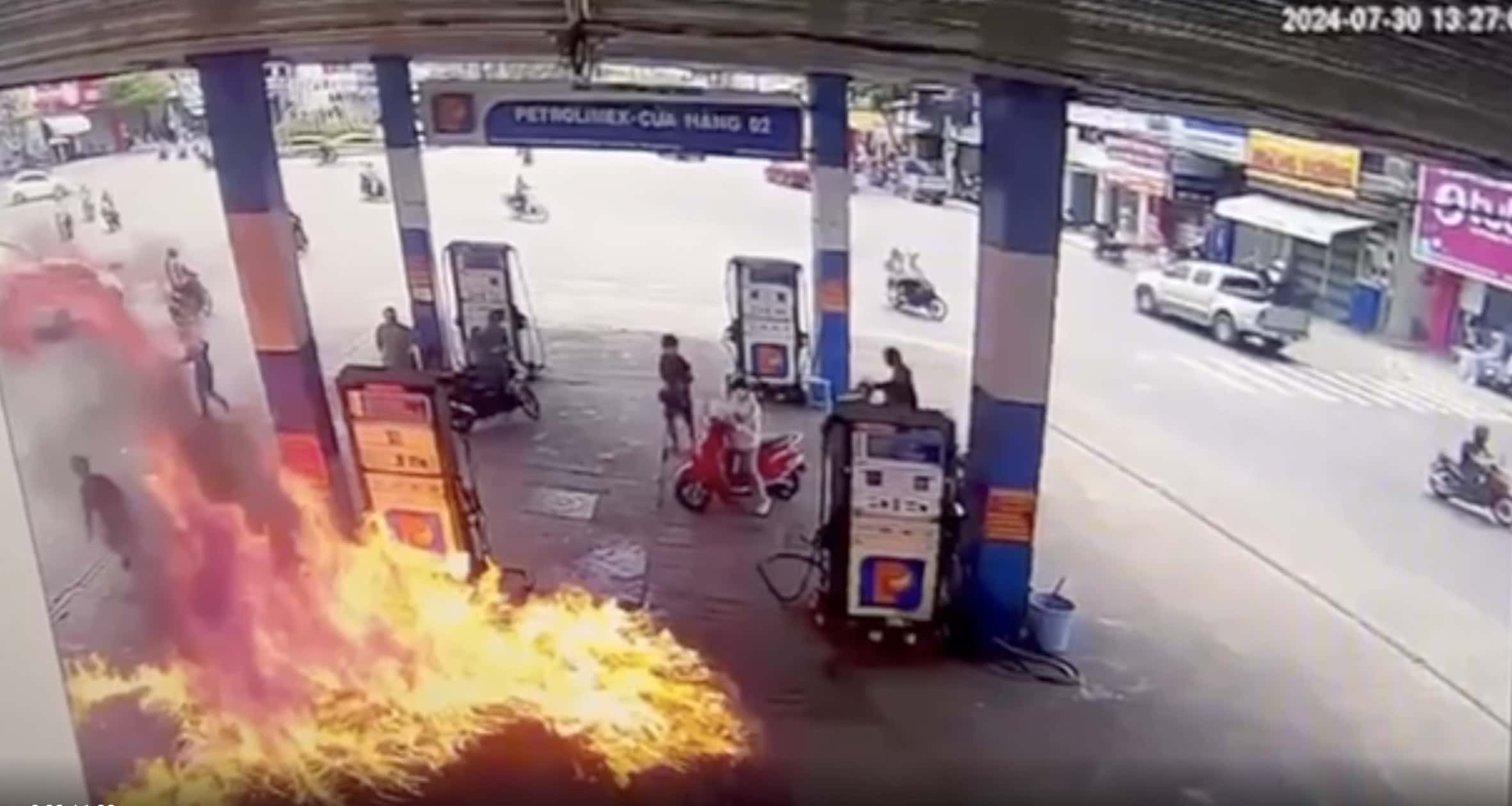 Công an Khánh Hoà thông tin về vụ việc thanh niên dùng xăng đốt trụ xăng ở Nha Trang. Ảnh: Hữu Long