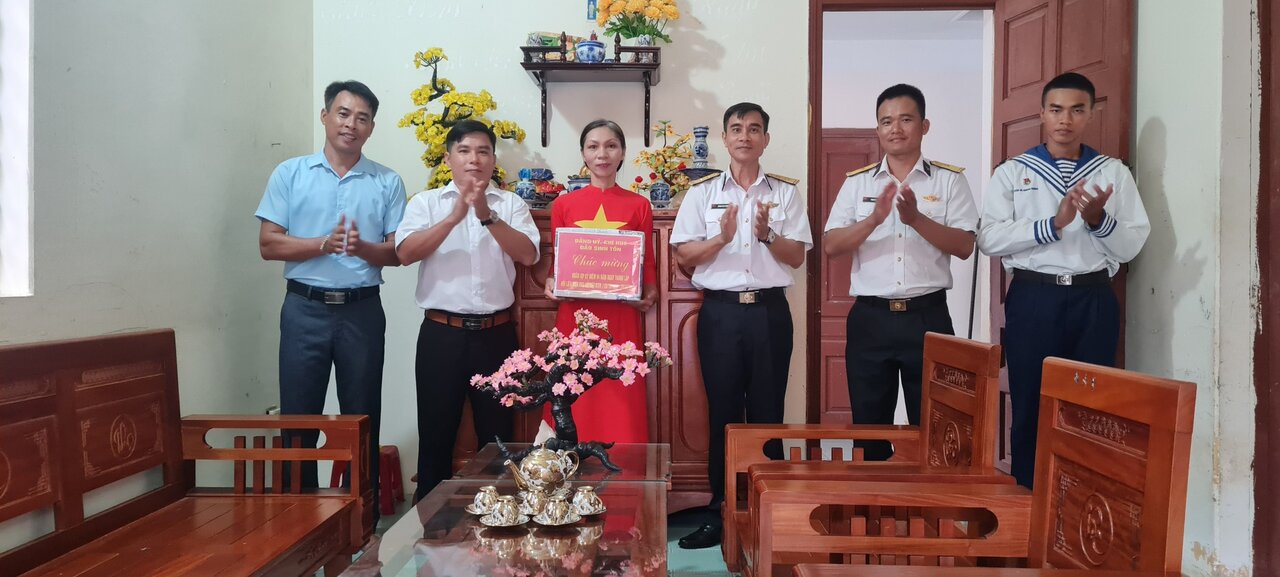 Brigade 146, Naval Region 4 and the People's Committee of Truong Sa district met with cadres and women's union members on the occasion of October 20. Photo: Naval Region 4