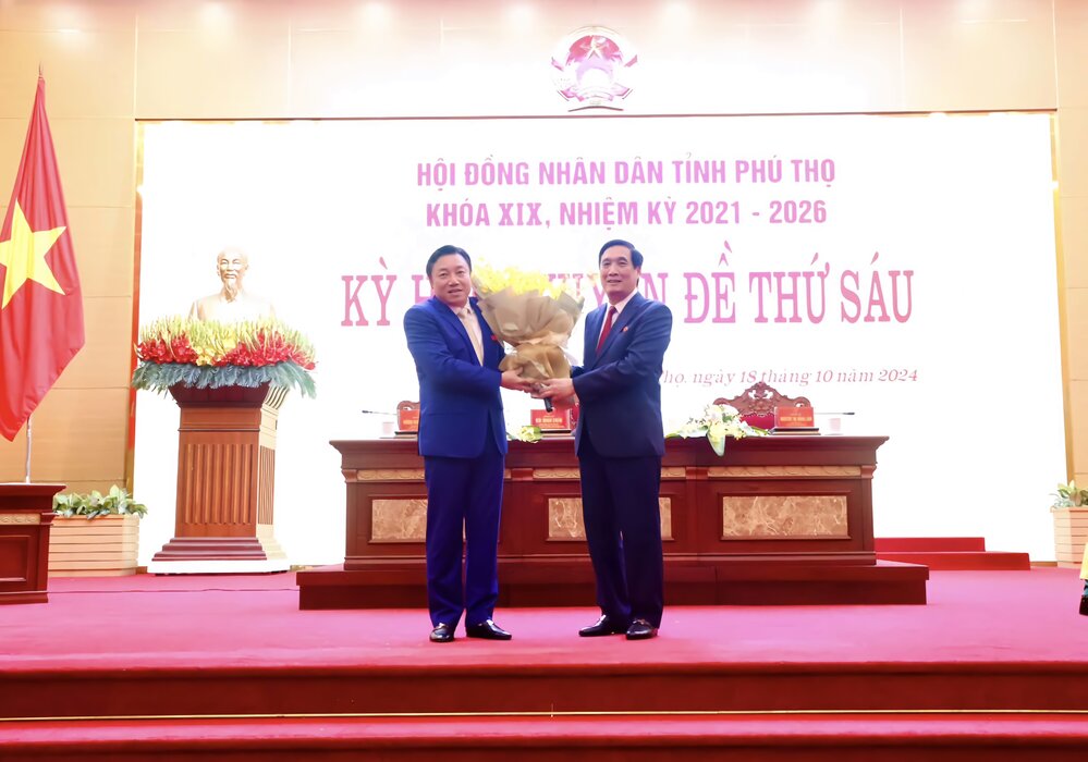 Secretary of the Provincial Party Committee and Chairman of the People's Council of Phu Tho Province Bui Minh Chau (right) presents flowers to congratulate the new Vice Chairman of the Provincial People's Committee Nguyen Huy Ngoc. Photo: Phu Tho.