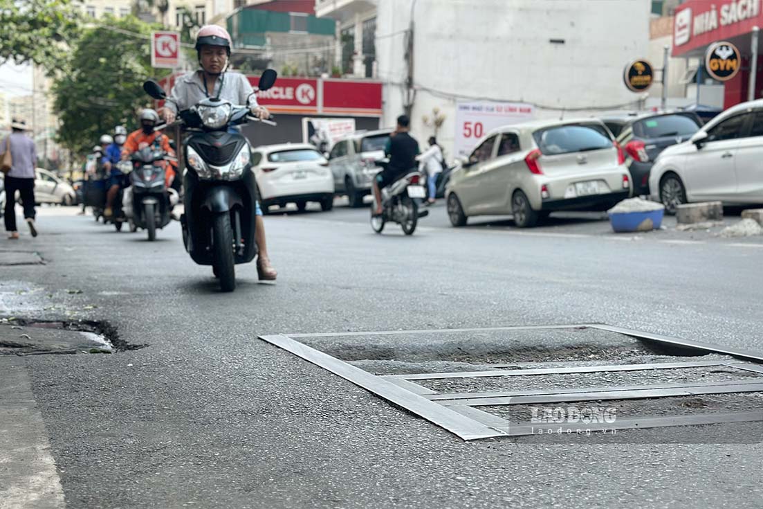 Trong khi do, ha tang giao thong tai day da  xuong cap boi hang ngay phai ganh mot luong phuong tien qua lai lon.