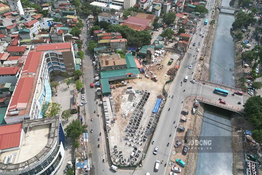 Ngay 18.10, theo ghi nhan cua Lao Dong, duong Linh Nam co dien tich long duong nho hep, nhieu doan thieu via he hoac via he qua hep gay kho khan cho nguoi di bo.