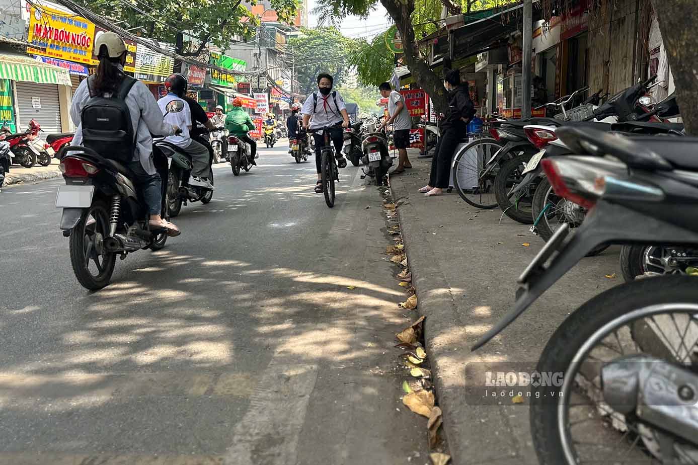 Ong Nguyen Huu Tai (tru phuong Mai Dong) cho biet, tuyen duong thuong xuyen bi un tac vao gio cao diem. Mat do giao thong lon khien tuyen duong luon trong tinh trang qua tai.