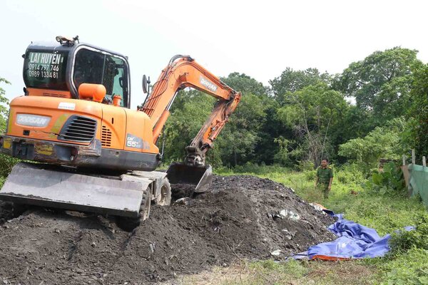 Scene of the illegal dumping of 200 tons of waste in Phong Khe ward (Bac Ninh city). Photo: Bac Ninh Provincial Police