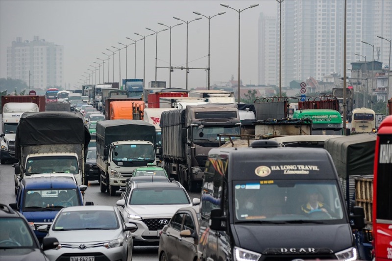 Thanh Tri Bridge often records overload and prolonged traffic jams. Photo: PV Group