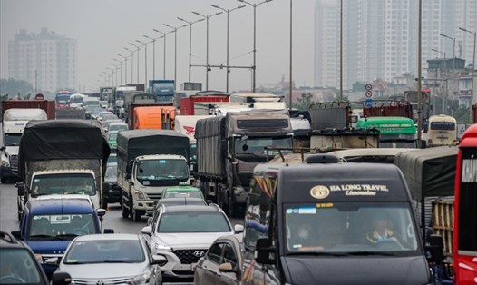 Cầu Thanh Trì thường xuyên ghi nhận tình trạng quá tải và ùn tắc kéo dài. Ảnh: Nhóm PV