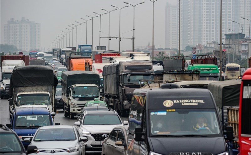 Thanh Tri Bridge often records overload and prolonged traffic jams. Photo: PV Group