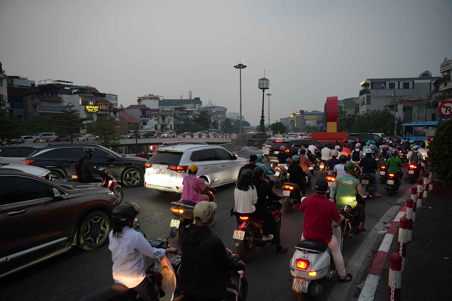 Hinh anh ghi nhan loi len cau Chuong Duong, cay cau da tiep nhan luong phuong tien gap nhieu lan so voi thiet ke. Anh: Nhom PV