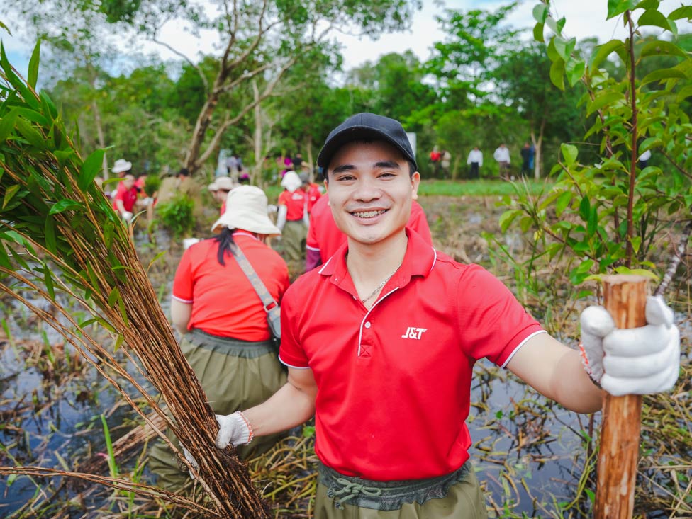 Exciting moment of J&T Express Vietnam team when directly planting seedlings. Photo: Provided by DN