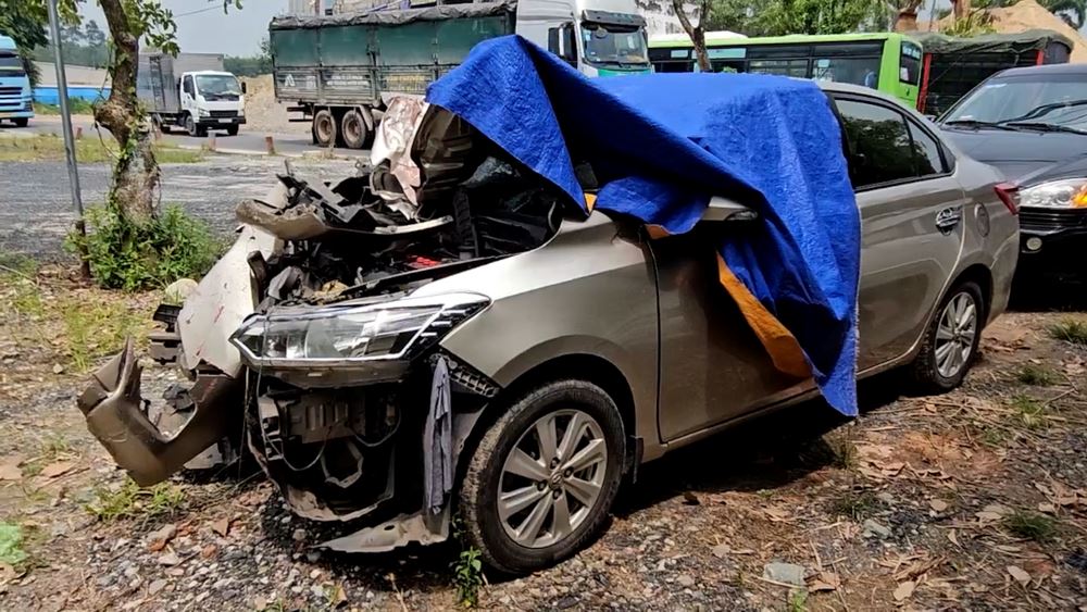 4-seat car deformed after hitting embankment on Provincial Road 15