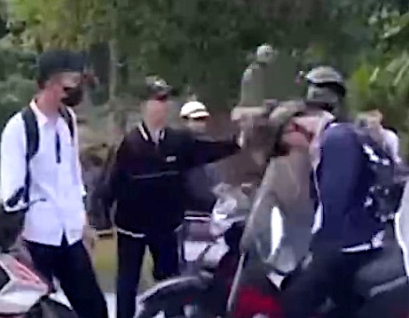 Student T.V.T was beaten by a friend and had to be hospitalized. Photo cut from clip