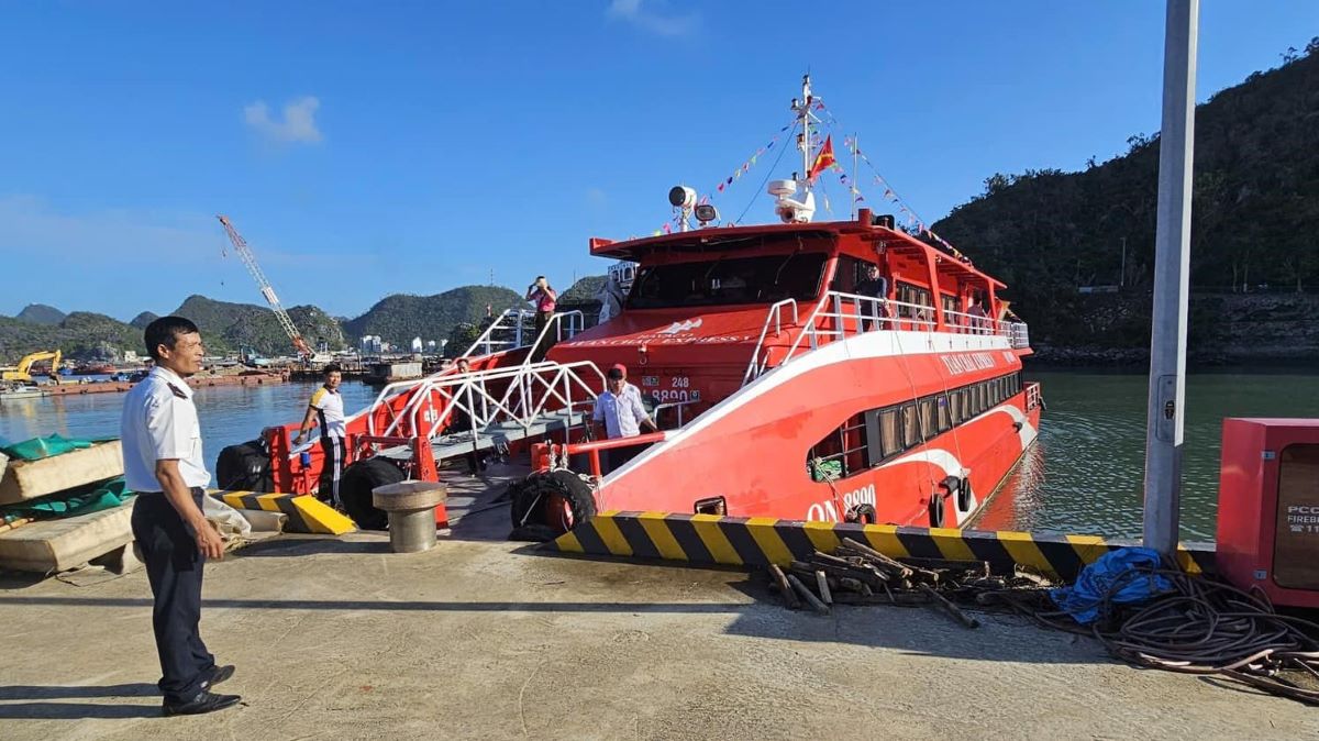 On the morning of October 18, the high-speed boat on the Ha Long Bay - Cat Ba route had a test run. Photo: Pham Van Hiep