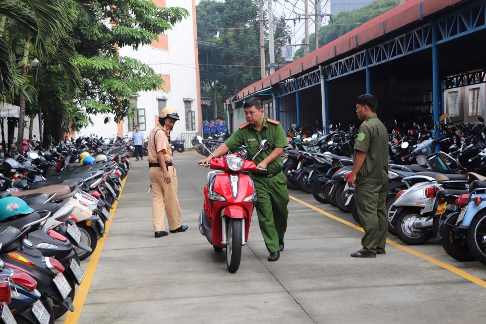Hàng loạt phương tiện của học sinh trong trường bị CSGT kiểm tra và tạm giữ ở TPHCM.