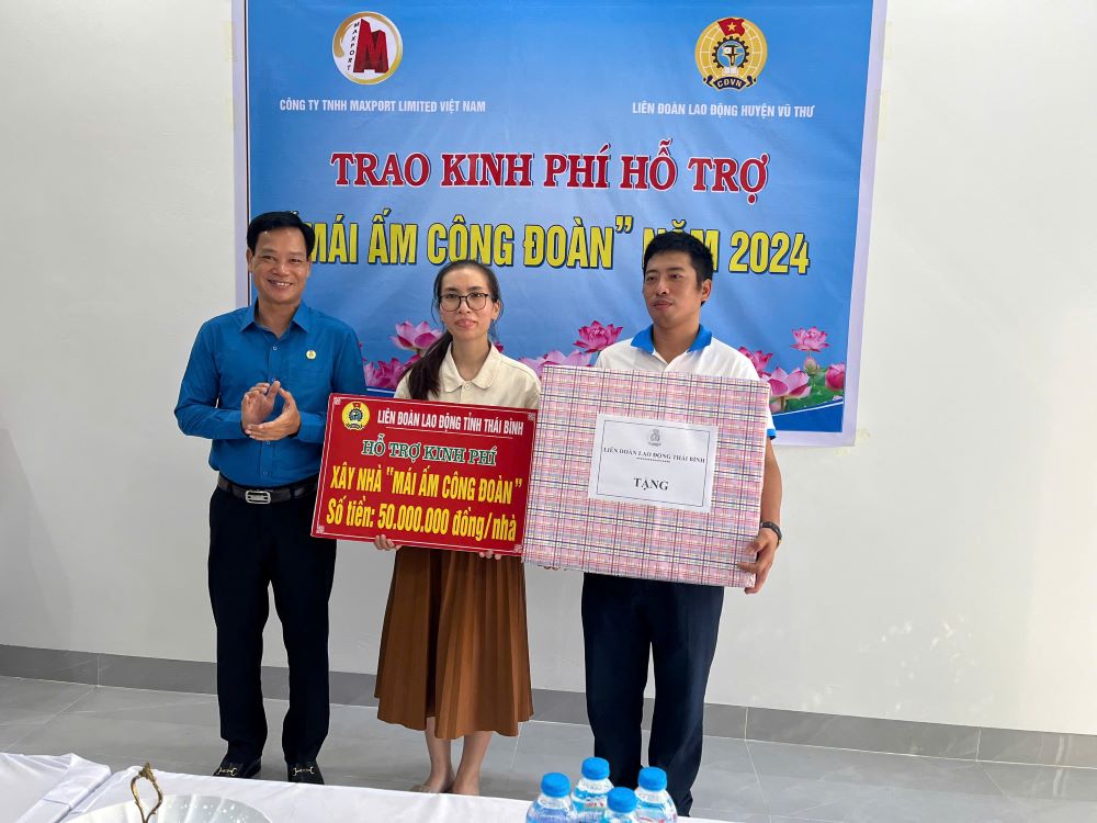 Leaders of Thai Binh Provincial Labor Federation presented financial support to union member Bui Thi Kim Thoa. Photo: Ba Manh