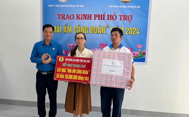 Leaders of Thai Binh Provincial Labor Federation presented financial support to union member Bui Thi Kim Thoa. Photo: Ba Manh