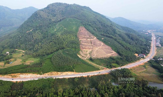 Cutting mountains and filling fields to build a road connecting Tuyen Quang - Phu Tho highway, total investment of more than 487 billion VND. Photo: Viet Bac.