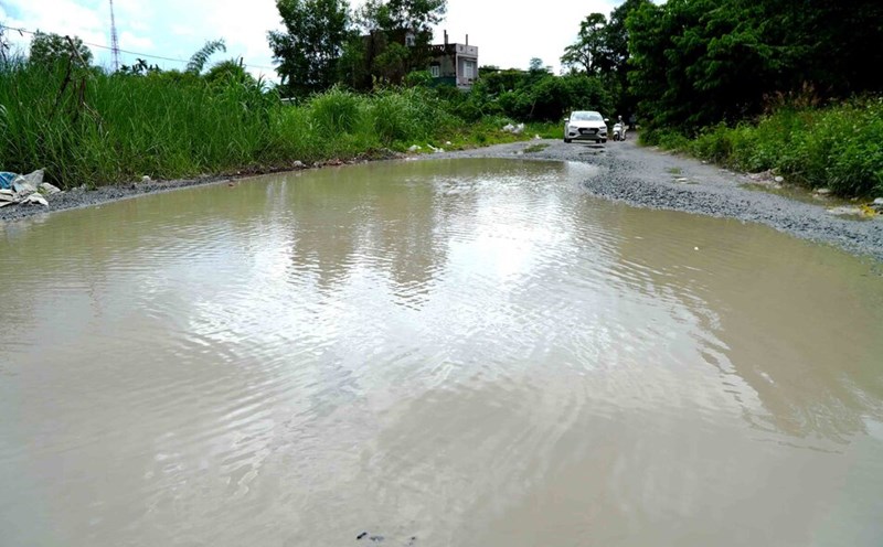 The road belonging to the Chu Van An road project in Quang Ngai city - the section from Hai Ba Trung to Ngo Si Lien streets turns into a pond every time there is heavy rain. Photo: Vien Nguyen