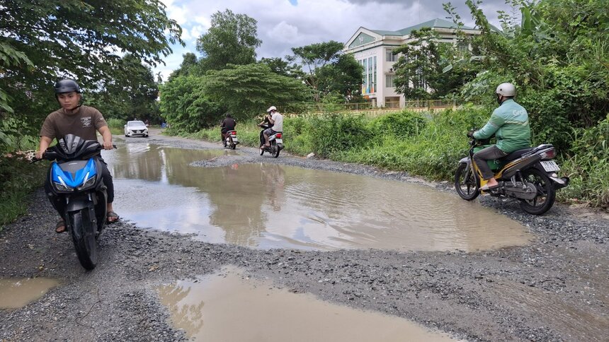 Du an duong Chu Van An o TP Quang Ngai - doan tu duong Hai Ba Trung - Ngo Si Lien hien dang trong tinh trang nang bui mua bun khien nguoi dan ngan ngam. Anh: Vien Nguyen