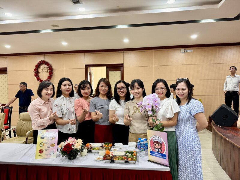 Giai Ba: Lien quan To Nu cong phong Ho tro khach hang va To Nu cong phong Quan ly dau tu va du an